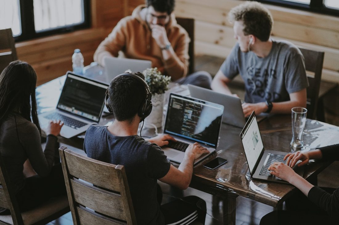问鼎娱乐 APP 关注与个性化界面示意